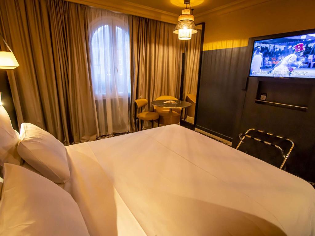 TV a/nebo společenská místnost v ubytování Mercure Honfleur