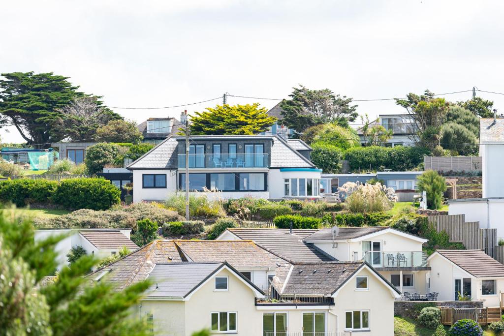un grupo de casas blancas en un suburbio en Blue Bay Beach House, en Newquay
