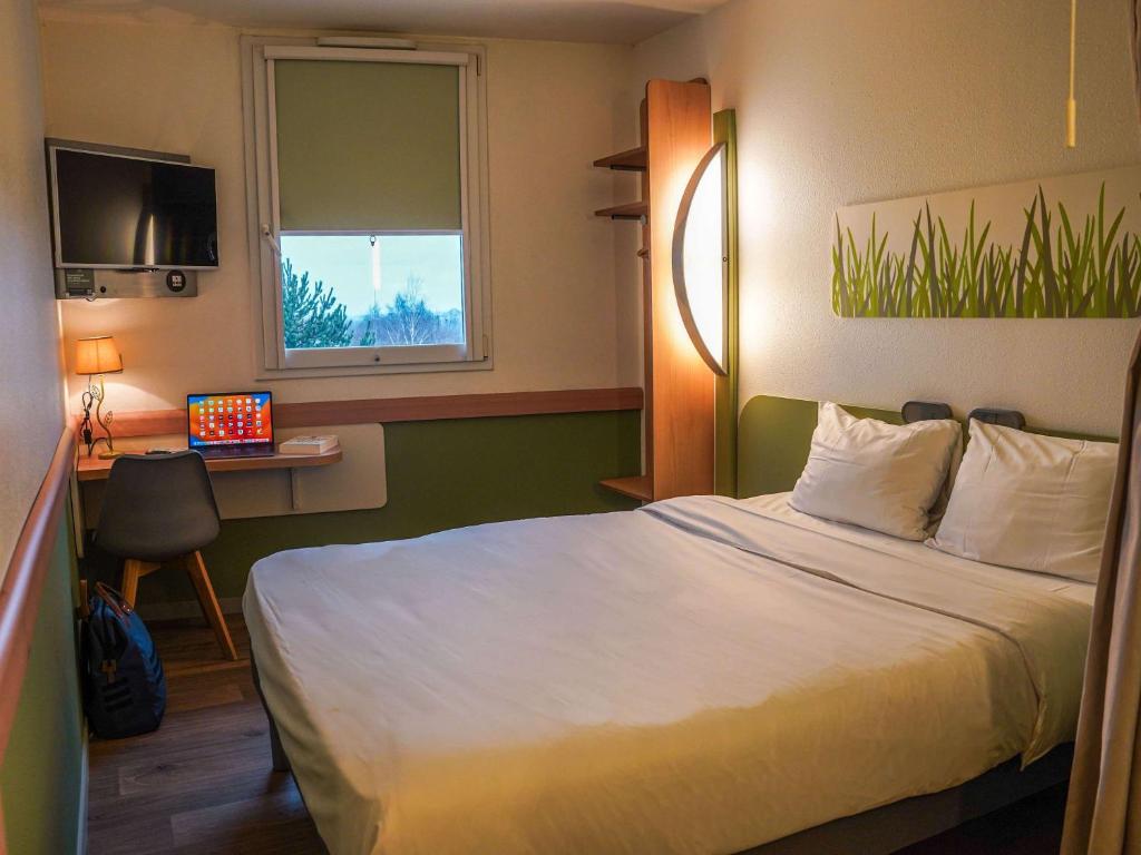 Postel nebo postele na pokoji v ubytování Ibis Budget Bayeux