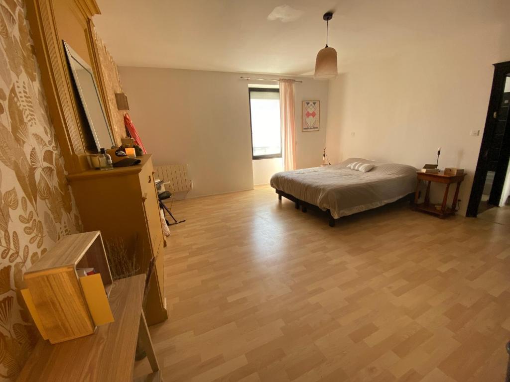 Łóżko lub łóżka w pokoju w obiekcie Maison de Caractère, Proche Gare et Centre, 6-8 Couchages, Jardin et Terrasse Privée - FR-1-349-202