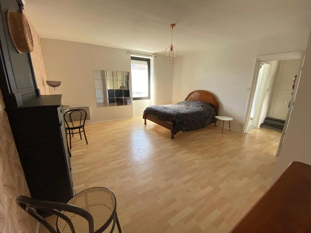 Łóżko lub łóżka w pokoju w obiekcie Maison de Caractère, Proche Gare et Centre, 6-8 Couchages, Jardin et Terrasse Privée - FR-1-349-202