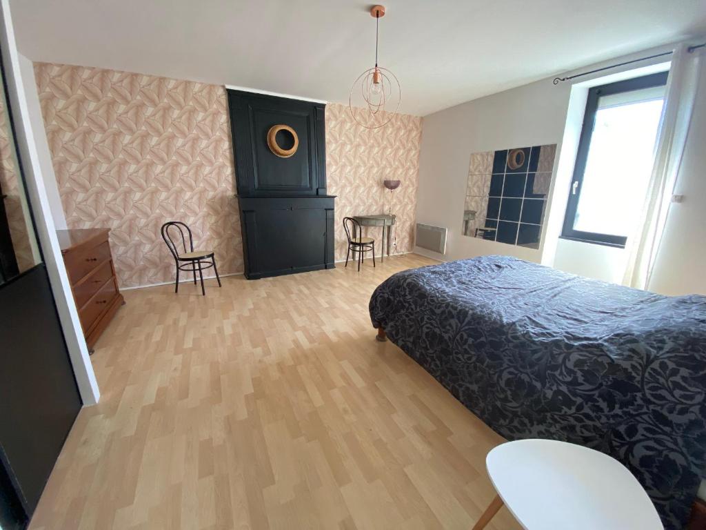 Łóżko lub łóżka w pokoju w obiekcie Maison de Caractère, Proche Gare et Centre, 6-8 Couchages, Jardin et Terrasse Privée - FR-1-349-202