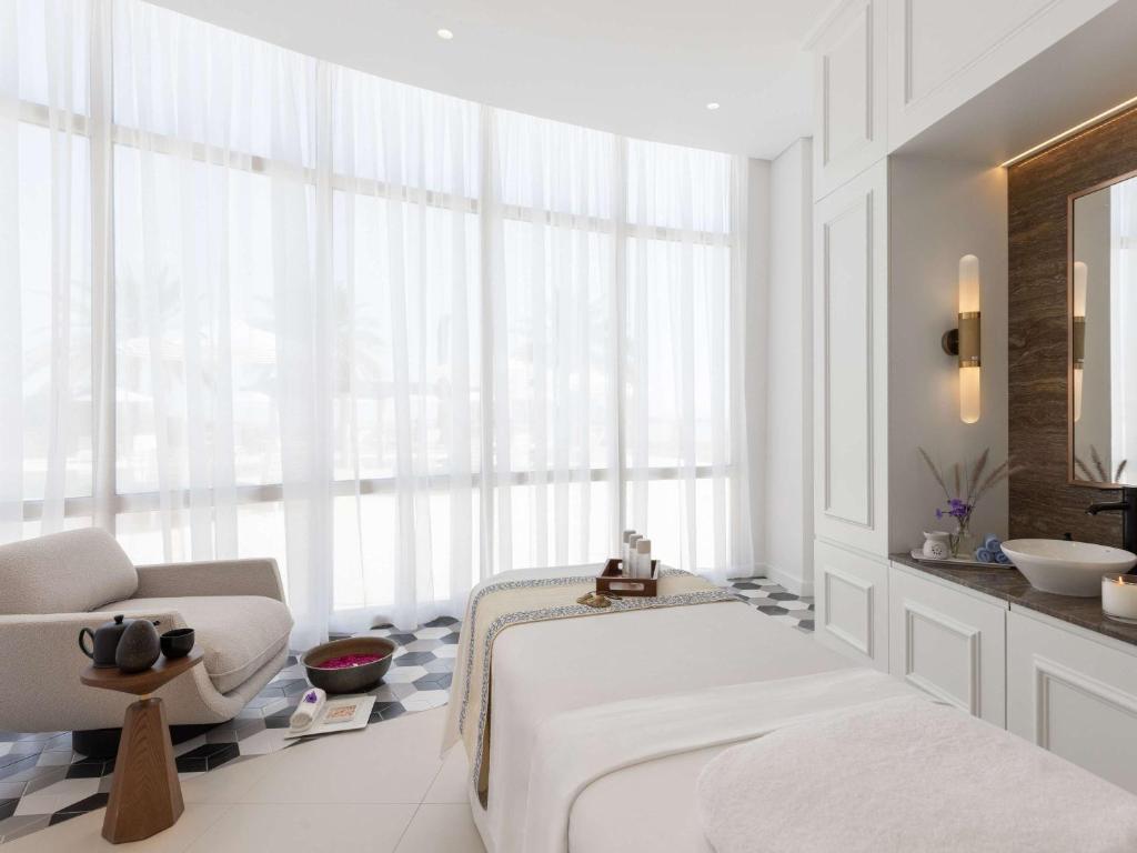 Ένα ή περισσότερα κρεβάτια σε δωμάτιο στο Sofitel Al Hamra Beach Resort