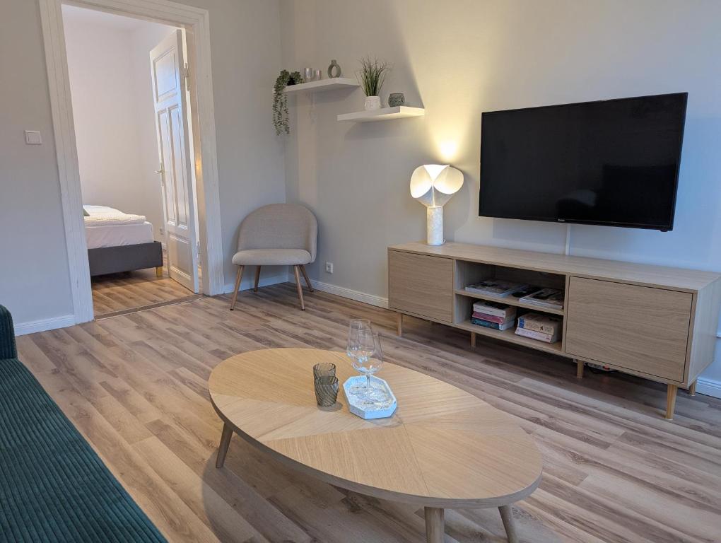 TV a/nebo společenská místnost v ubytování Förde Townhouse