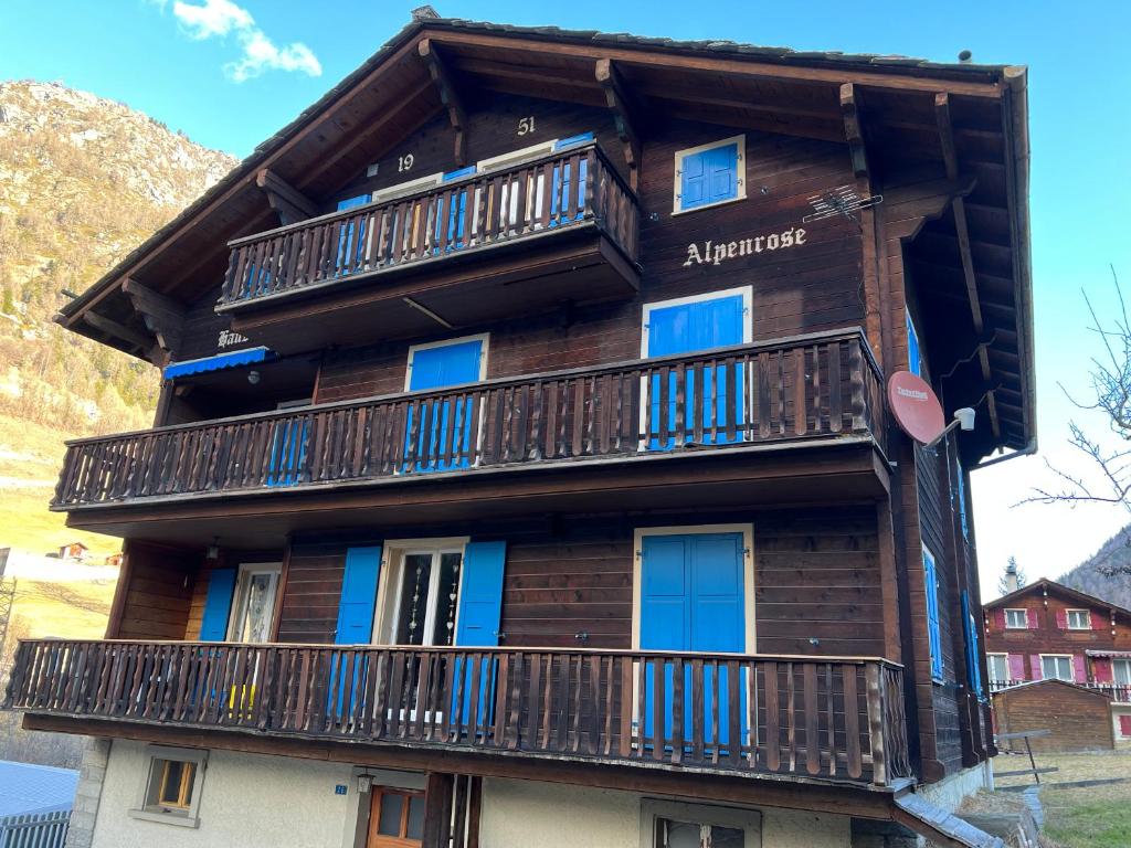 ザンクト・ニクラウスにあるAlpen Rose 3 Wohnungenの側面にバルコニーがあるアパート