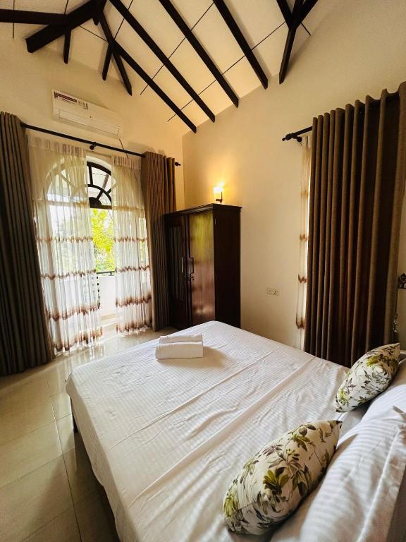 Postel nebo postele na pokoji v ubytování Neem Aura Home Stay