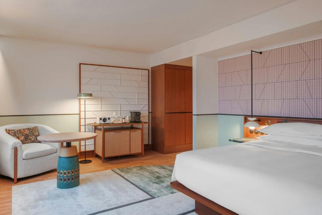 
Junior Suite View, 1 Bedroom Junior Suite, 1 King, Lake view
