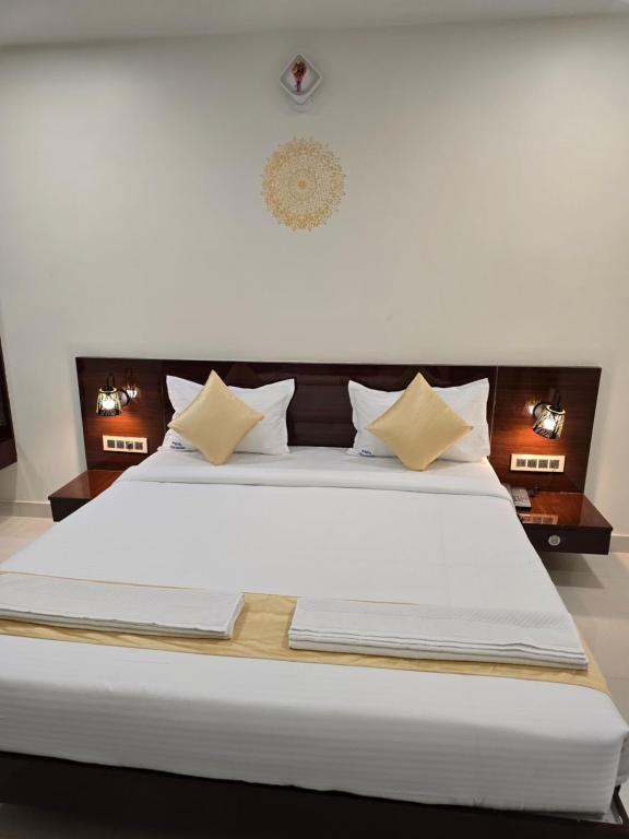 Postel nebo postele na pokoji v ubytování Hotel Itagi Square Vijapura