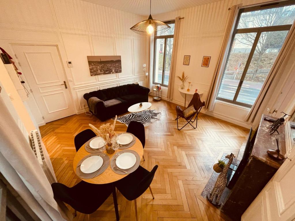 une vue aérienne d'un salon avec une table et des chaises dans l'établissement La Perle du Vieux Rouen - 370, à Rouen