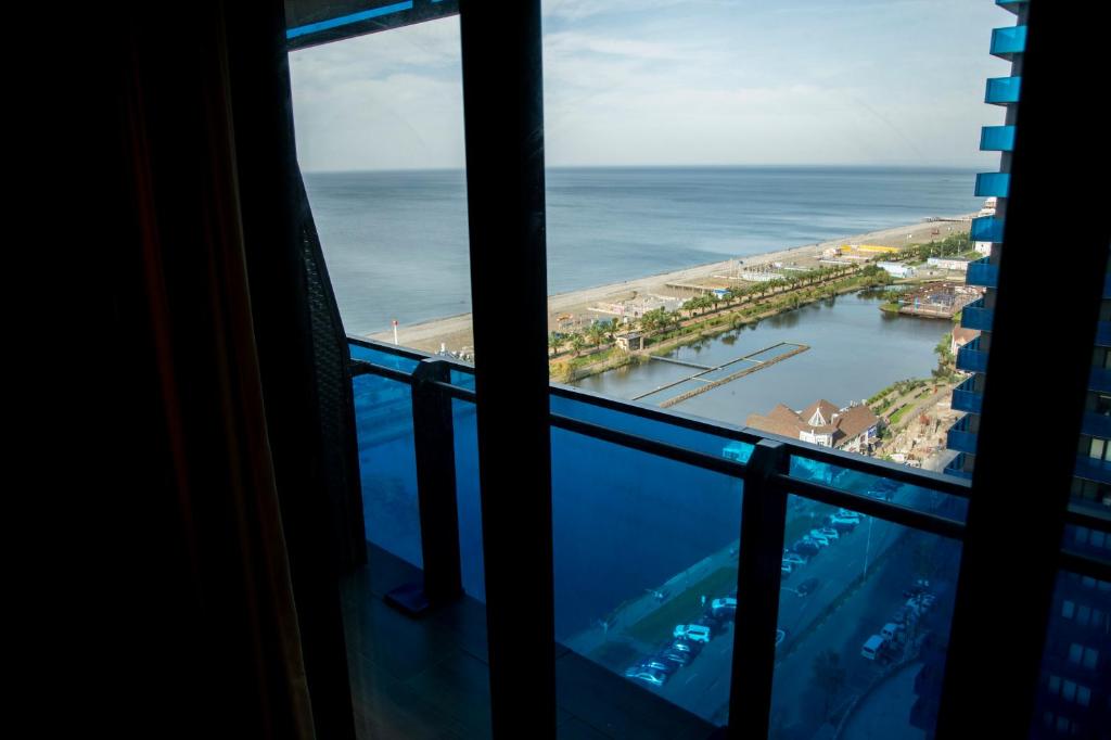 バトゥミにあるSpend Your Time in Batumi in Orbi City N3のホテルの窓から海の景色を望めます。