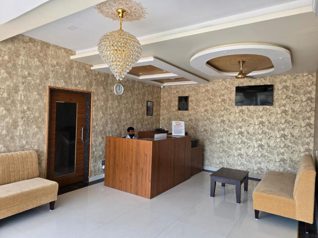 Posezení v ubytování Hotel Itagi Square Vijapura