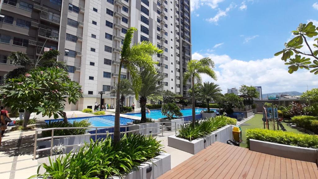 un appartement avec une piscine dans un bâtiment dans l'établissement Horizons 101 Condotel, à Cebu