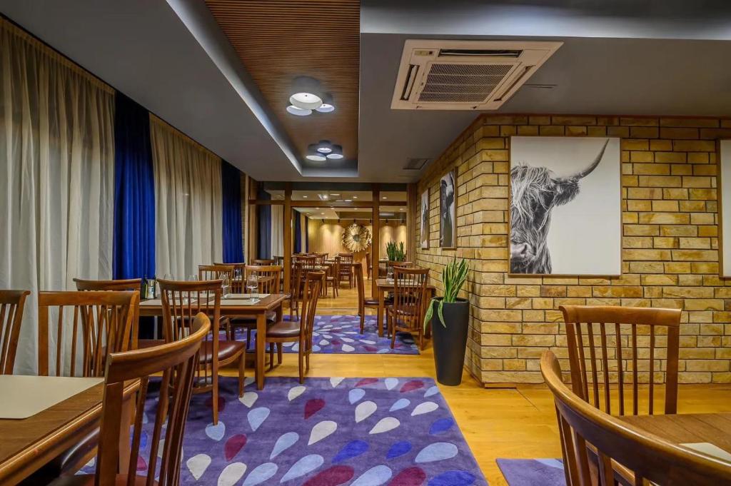 Restaurace v ubytování The Lodge Hotel