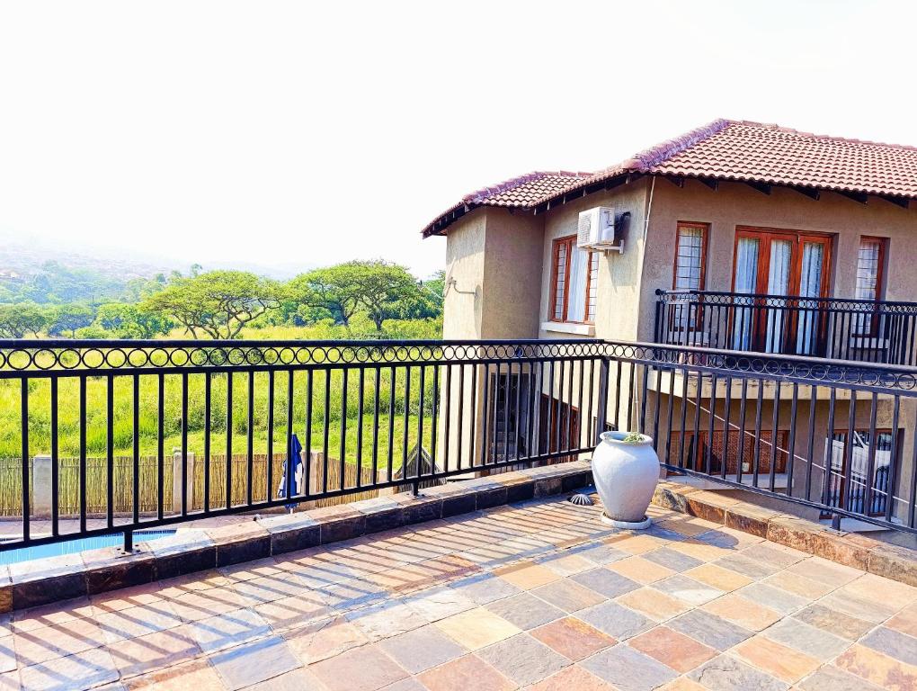 Balkón nebo terasa v ubytování Elephant Villa Private Room