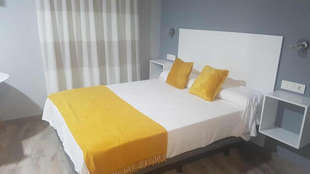 Posteľ alebo postele v izbe v ubytovaní Apartamentos Harmonia