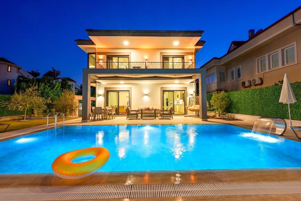 Kolam renang di atau dekat dengan Luxury Villa in the Center of Fethiye - Ezel Hanım