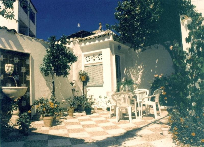 eine Terrasse mit Stühlen und einem Tisch in einem Haus in der Unterkunft La Posada Real in Priego de Córdoba