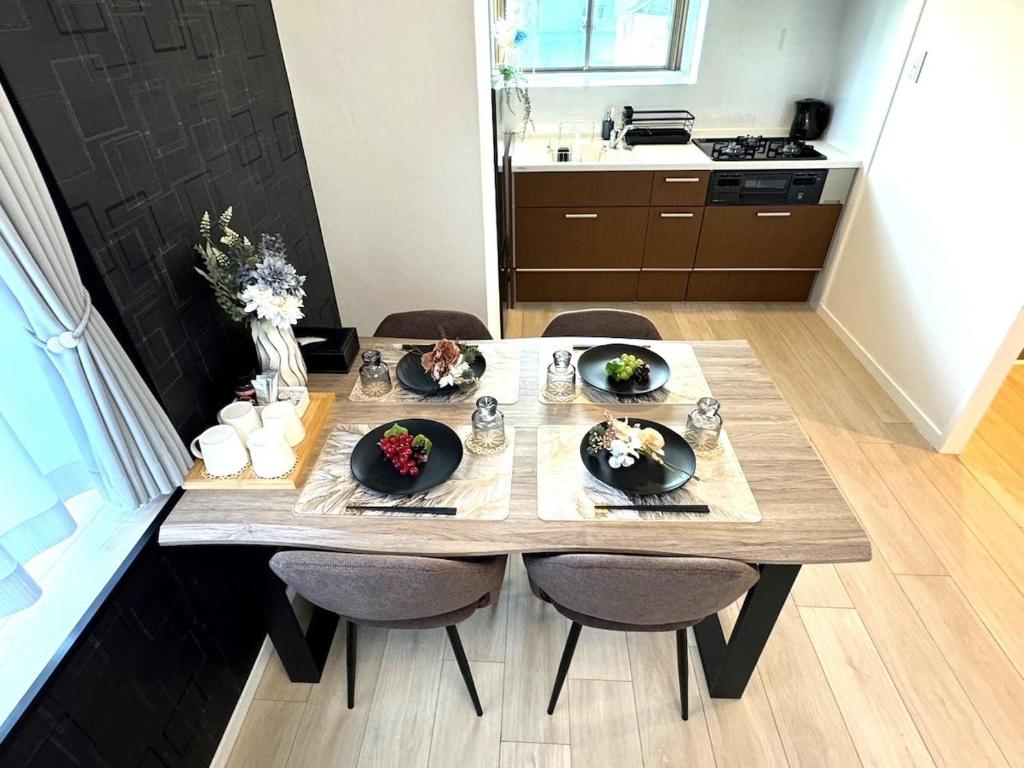 - une table avec des assiettes de nourriture dans la cuisine dans l'établissement K2 square 704, à Nagoya