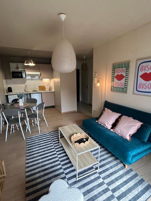 Appartement avec bacon et piscineにあるキッチンまたは簡易キッチン