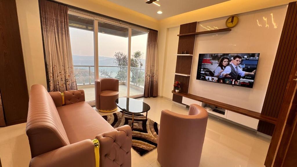TV a/nebo společenská místnost v ubytování 1BHK Suite with Valley View, Ora Vue