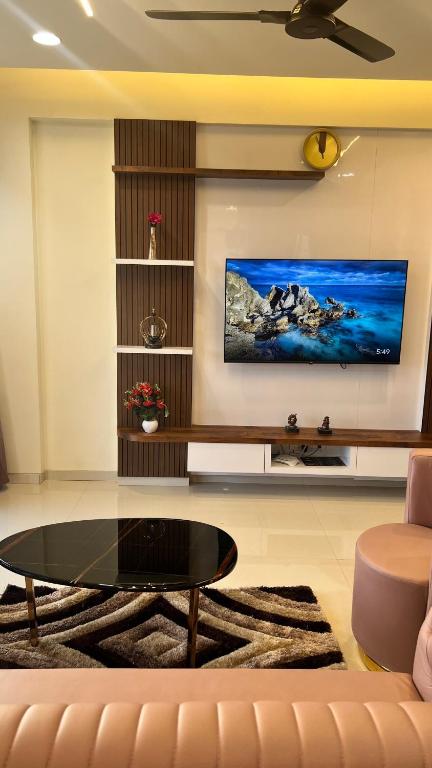 TV a/nebo společenská místnost v ubytování 1BHK Suite with Valley View, Ora Vue