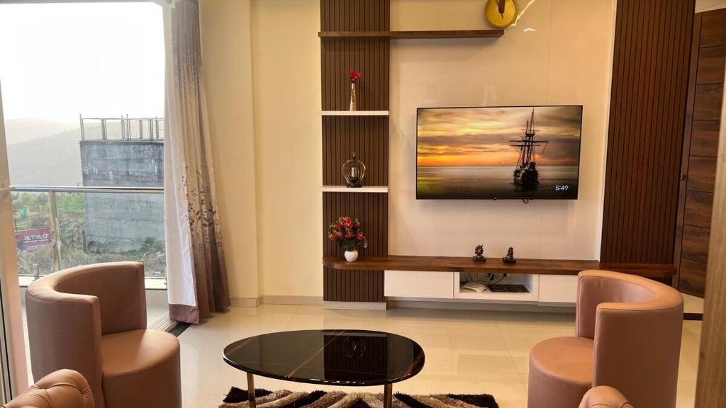 TV a/nebo společenská místnost v ubytování 1BHK Suite with Valley View, Ora Vue