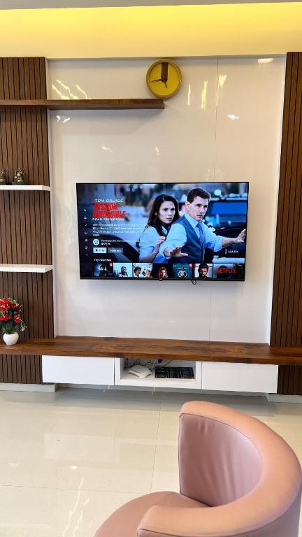TV a/nebo společenská místnost v ubytování 1BHK Suite with Valley View, Ora Vue