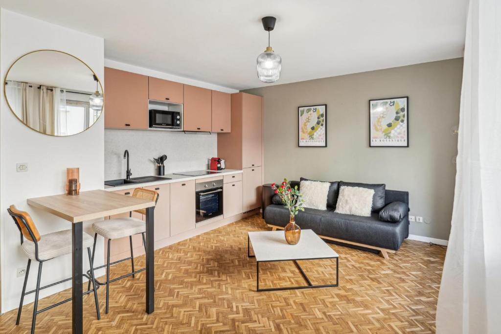 un salon avec un canapé et une table dans l'établissement Baraban Apartment for 4 people with Balcony near Part-Dieu, à Lyon