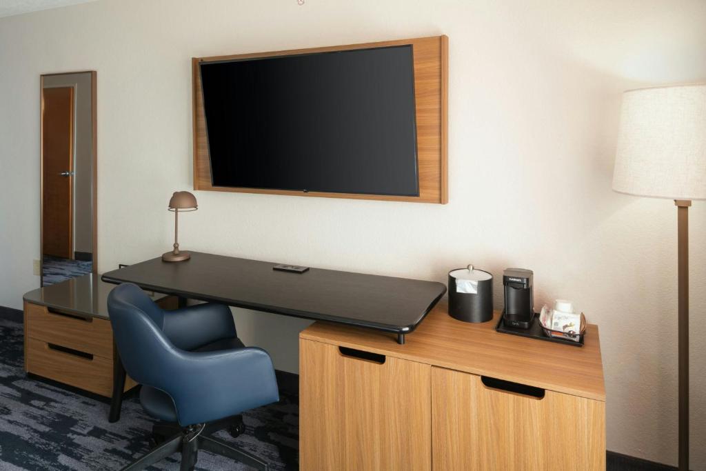 TV a/nebo společenská místnost v ubytování Fairfield Inn & Suites by Marriott Anchorage Midtown