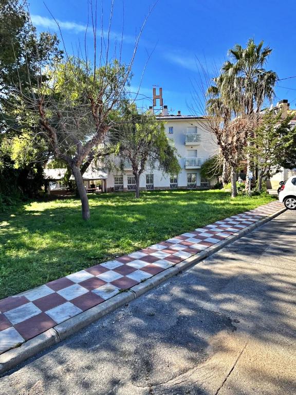 a checkered road in front of a building at Hotel Oreneta in Altafulla