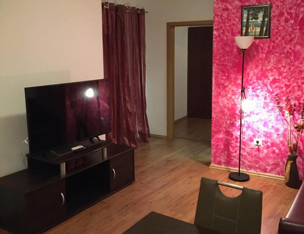 TV a/nebo společenská místnost v ubytování Apartments by the sea Igrane, Makarska - 18405