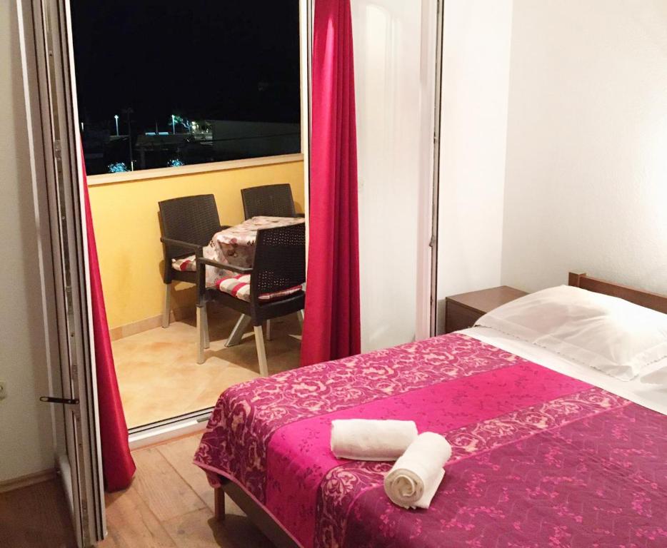 Postel nebo postele na pokoji v ubytování Apartments by the sea Igrane, Makarska - 18405