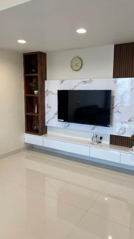 TV a/nebo společenská místnost v ubytování 2BHK Suite, Panchgani Views, Ora Vue