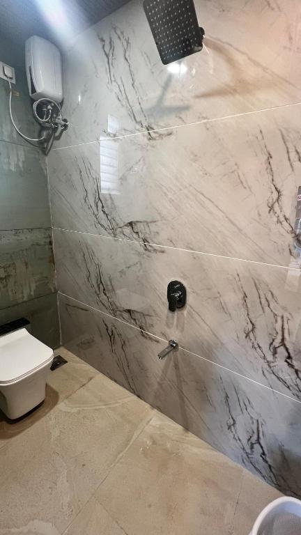 Koupelna v ubytování 2BHK Suite, Panchgani Views, Ora Vue