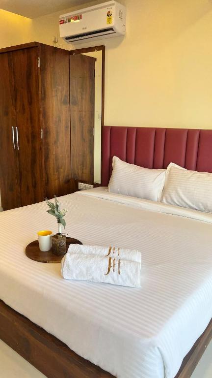 Postel nebo postele na pokoji v ubytování 2BHK Suite, Panchgani Views, Ora Vue
