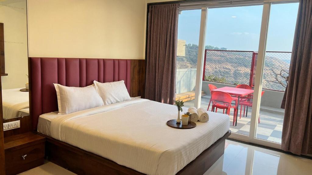 Postel nebo postele na pokoji v ubytování 2BHK Suite, Panchgani Views, Ora Vue