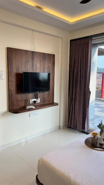 TV a/nebo společenská místnost v ubytování 2BHK Suite, Panchgani Views, Ora Vue