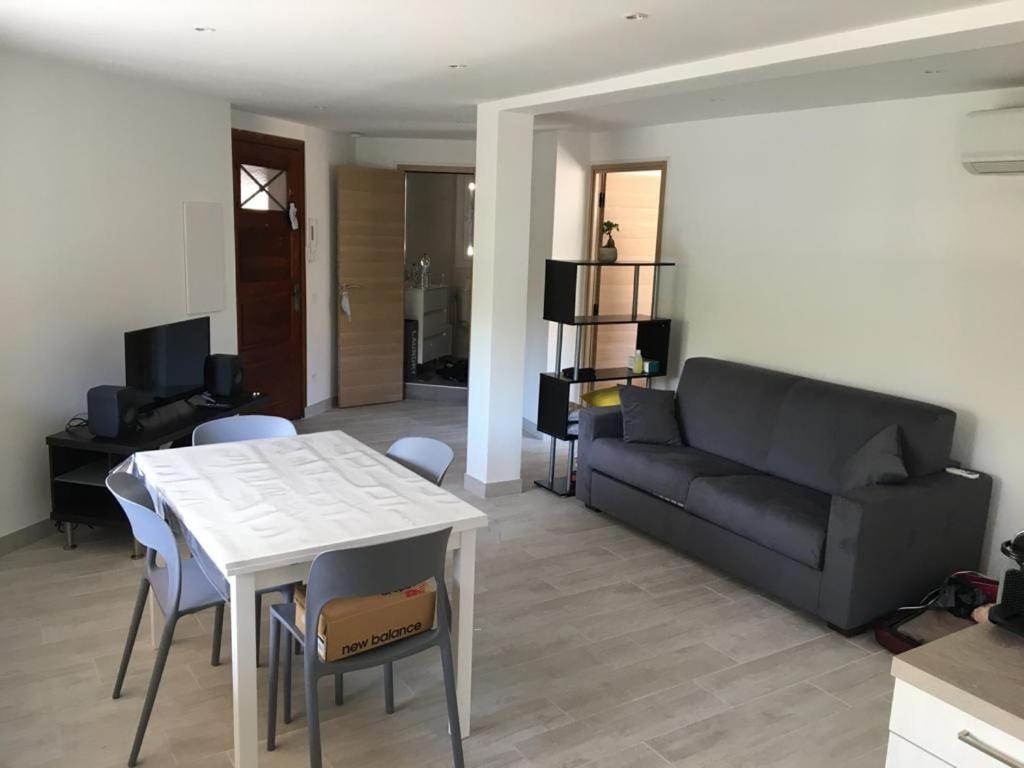 un salon avec un canapé et une table dans l'établissement Superbe Appartement Familial, à Cannes