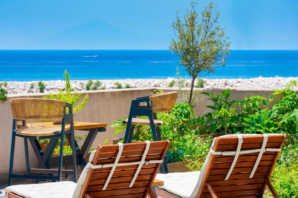 リメナリアにあるAnasa Thalassasのパティオ(テーブル、椅子付)、