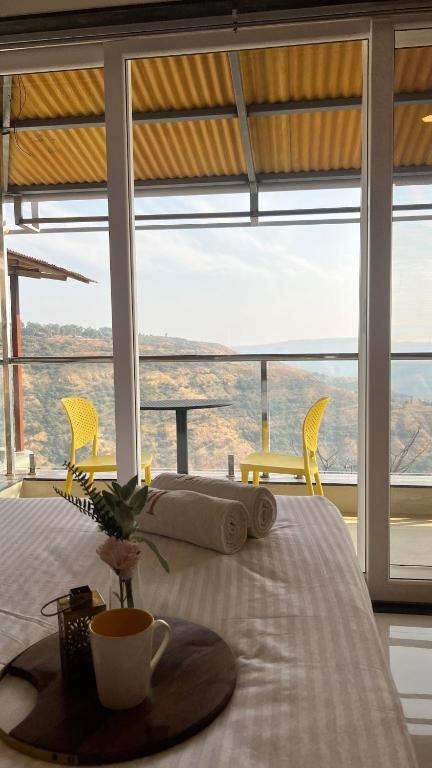 Postel nebo postele na pokoji v ubytování 2BHK suite, Panchgani Views, Ora Vue