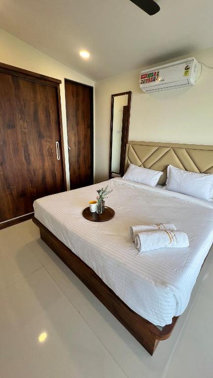 Postel nebo postele na pokoji v ubytování 2BHK suite, Panchgani Views, Ora Vue