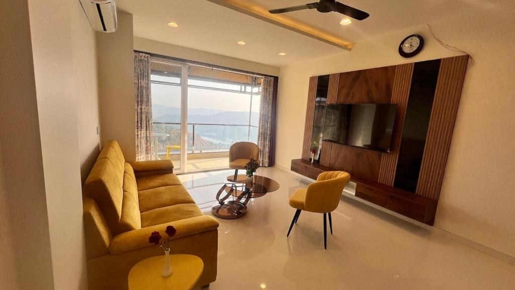 TV a/nebo společenská místnost v ubytování 2BHK suite, Panchgani Views, Ora Vue