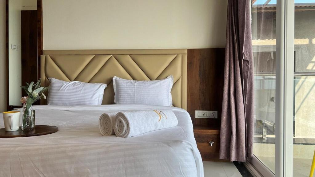 Postel nebo postele na pokoji v ubytování 2BHK suite, Panchgani Views, Ora Vue