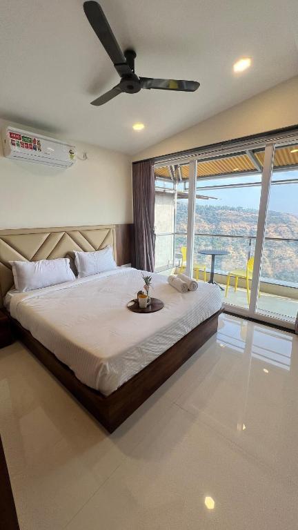 Postel nebo postele na pokoji v ubytování 2BHK suite, Panchgani Views, Ora Vue