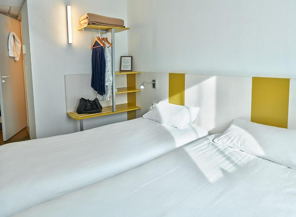 Postel nebo postele na pokoji v ubytování Hôtel REVOTEL Nancy Centre Gare et Congrès