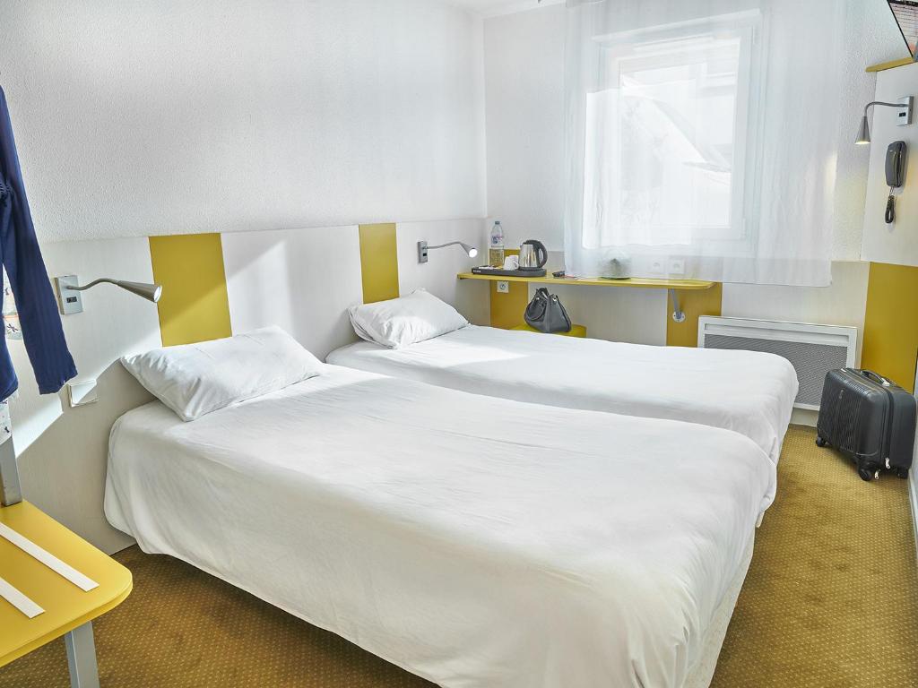 Postel nebo postele na pokoji v ubytování Hôtel REVOTEL Nancy Centre Gare et Congrès