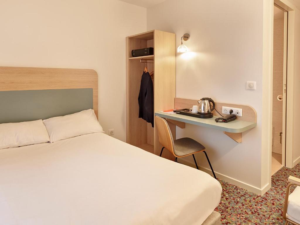 Postel nebo postele na pokoji v ubytování Hôtel REVOTEL Nancy Centre Gare et Congrès