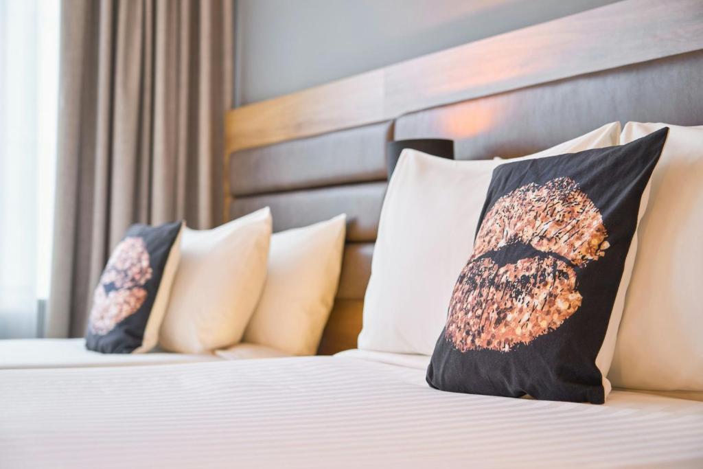 Una cama o camas en una habitación de Moxy Dublin City