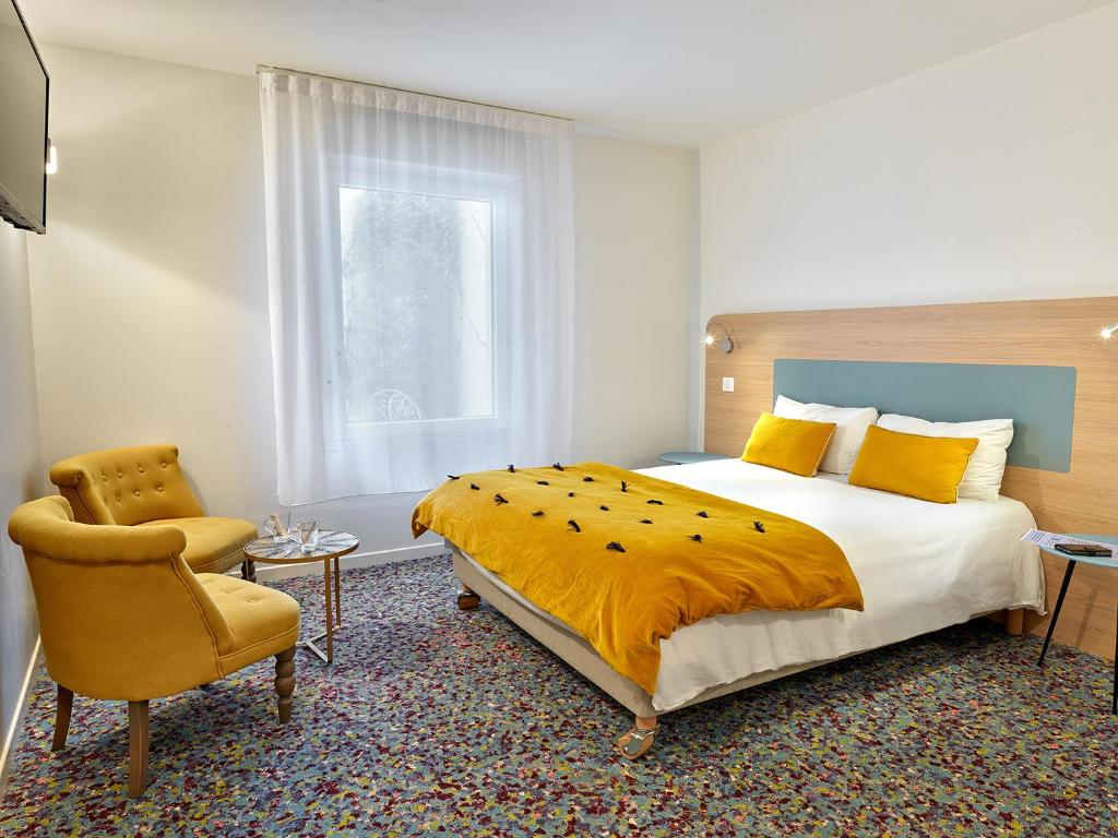Postel nebo postele na pokoji v ubytování Hôtel REVOTEL Nancy Centre Gare et Congrès