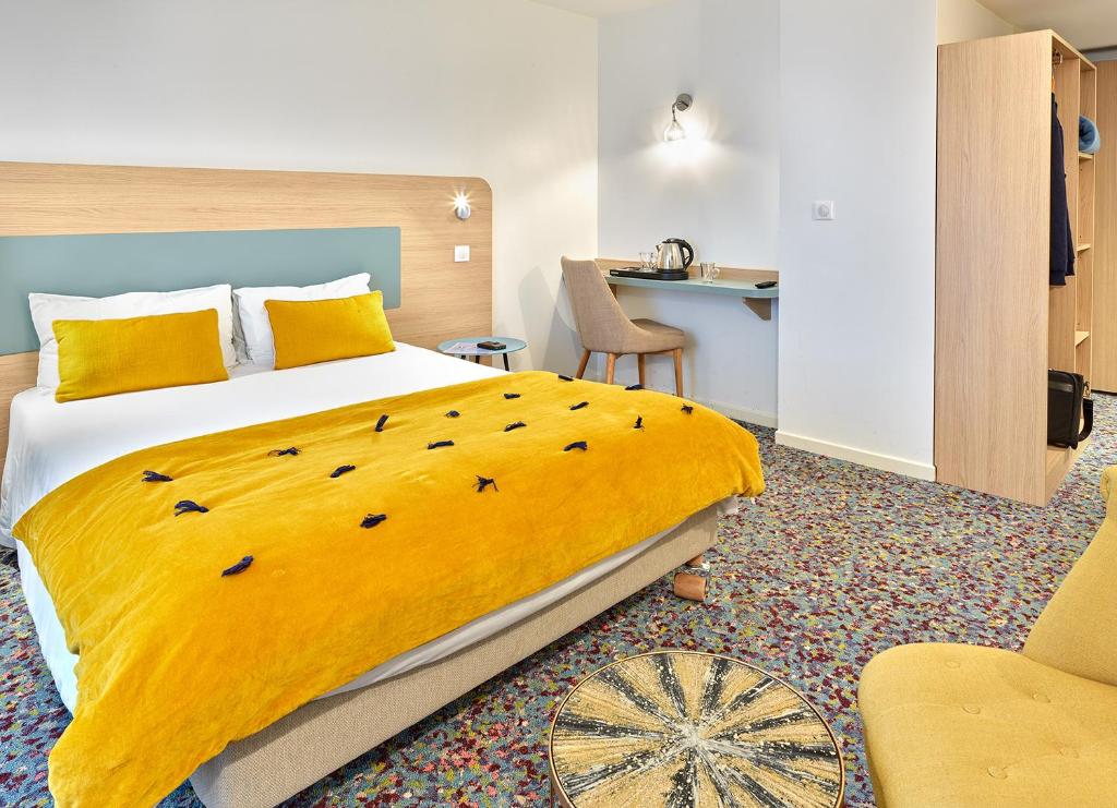 Postel nebo postele na pokoji v ubytování Hôtel REVOTEL Nancy Centre Gare et Congrès